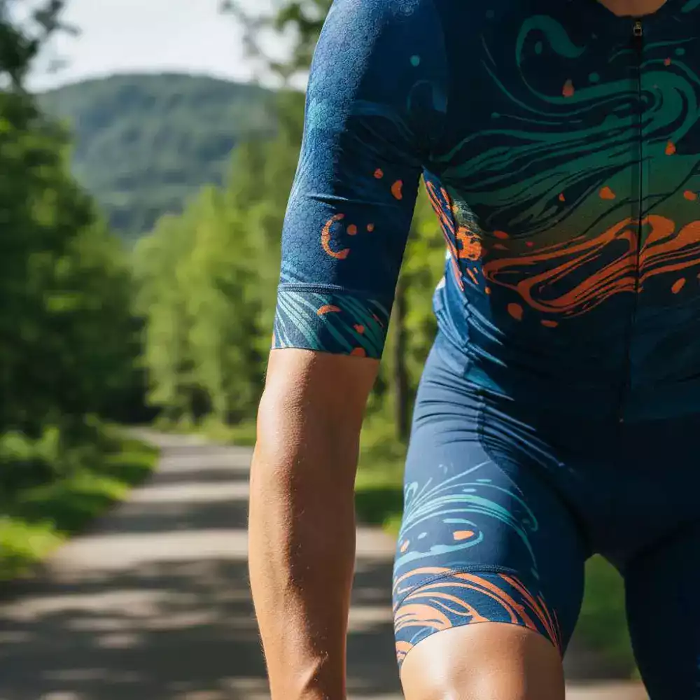 Logo del brand specializzato in abbigliamento tecnico da ciclismo che equipaggia i partecipanti della Gran Fondo Ostia con capi performanti e confortevoli per la competizione sportiva